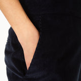 Pantalon ERIK Bleu droit en velours côtelé de coton. Resserré à la taille. Deux poches plaquées devant. Chic et élégant, il se porte dans toutes les situations.