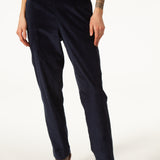 Pantalon ERIK Bleu droit en velours côtelé de coton. Resserré à la taille. Deux poches plaquées devant. Chic et élégant, il se porte dans toutes les situations.