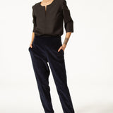 Pantalon ERIK Bleu droit en velours côtelé de coton. Resserré à la taille. Deux poches plaquées devant. Chic et élégant, il se porte dans toutes les situations.