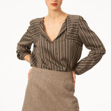 Top BRICE Vert léger à manches longues. Haut col V avec rayures vertes. Contraste des rayures au niveau des épaules et des manches.