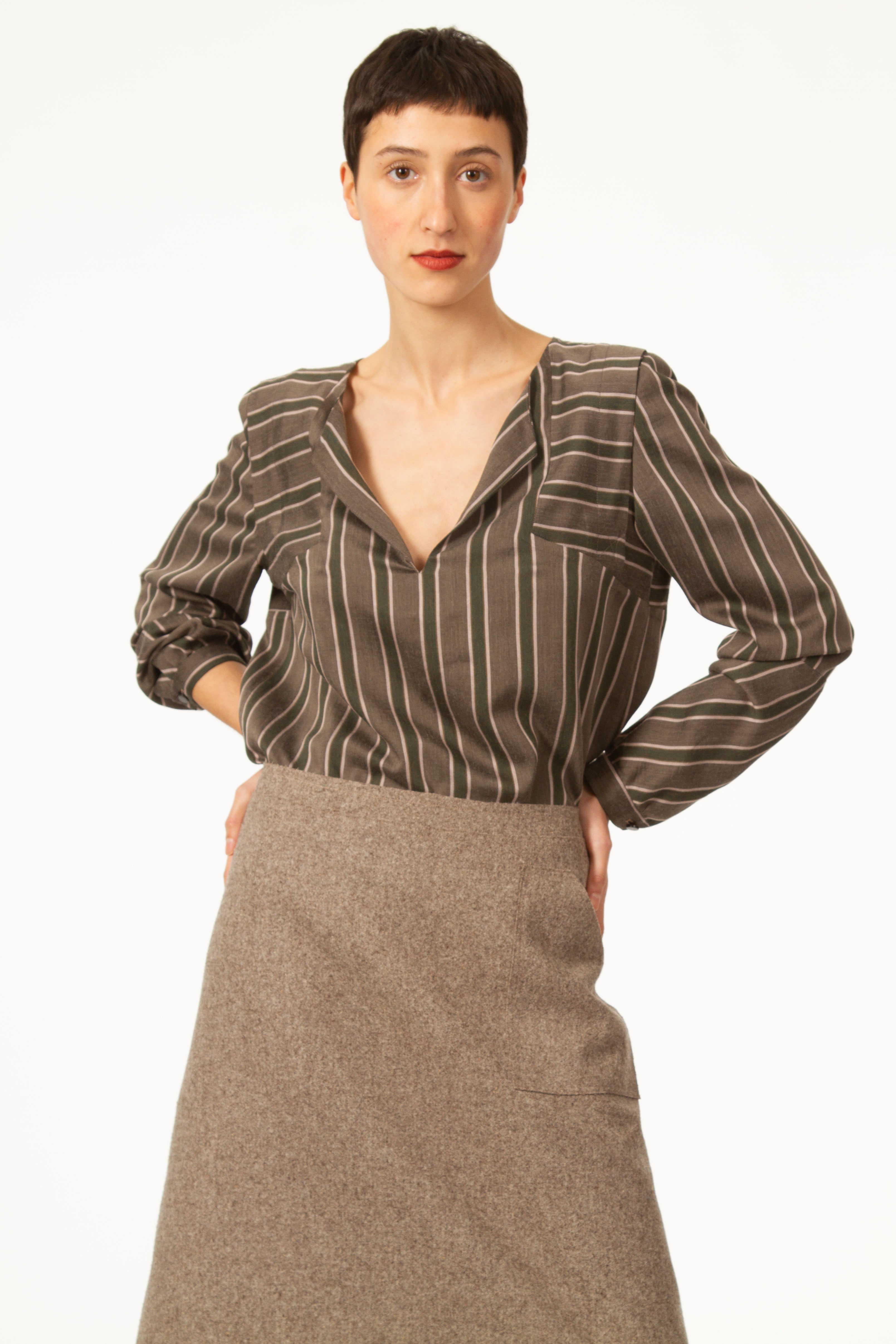 Top BRICE Vert léger à manches longues. Haut col V avec rayures vertes. Contraste des rayures au niveau des épaules et des manches.
