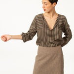 Top BRICE Vert léger à manches longues. Haut col V avec rayures vertes. Contraste des rayures au niveau des épaules et des manches.