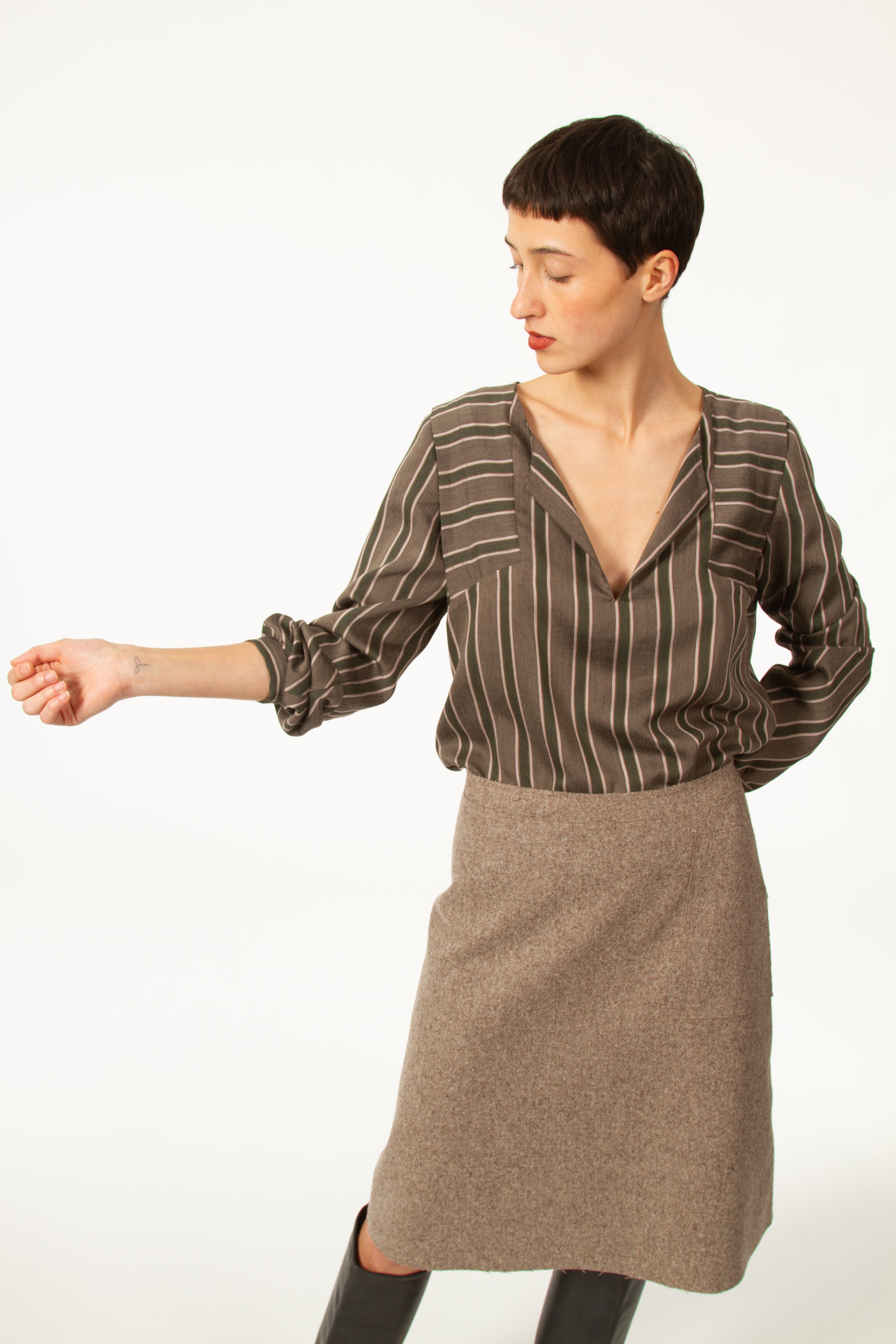 Top BRICE Vert léger à manches longues. Haut col V avec rayures vertes. Contraste des rayures au niveau des épaules et des manches.