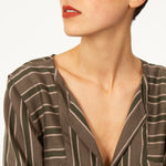 Top BRICE Vert léger à manches longues. Haut col V avec rayures vertes. Contraste des rayures au niveau des épaules et des manches.