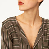 Top BRICE Vert léger à manches longues. Haut col V avec rayures vertes. Contraste des rayures au niveau des épaules et des manches.