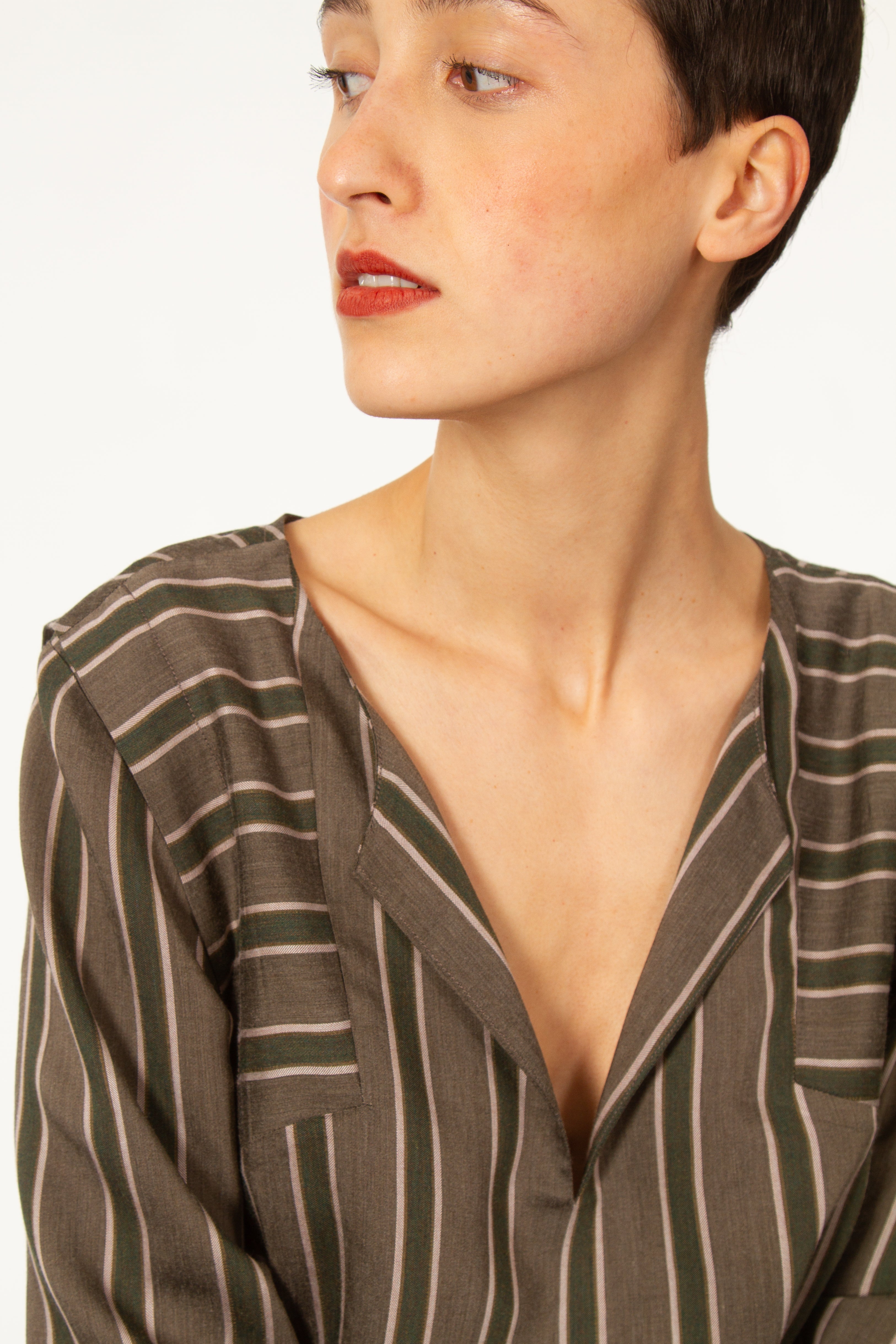 Top BRICE Vert léger à manches longues. Haut col V avec rayures vertes. Contraste des rayures au niveau des épaules et des manches.