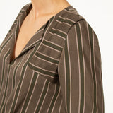 Top BRICE Vert léger à manches longues. Haut col V avec rayures vertes. Contraste des rayures au niveau des épaules et des manches.