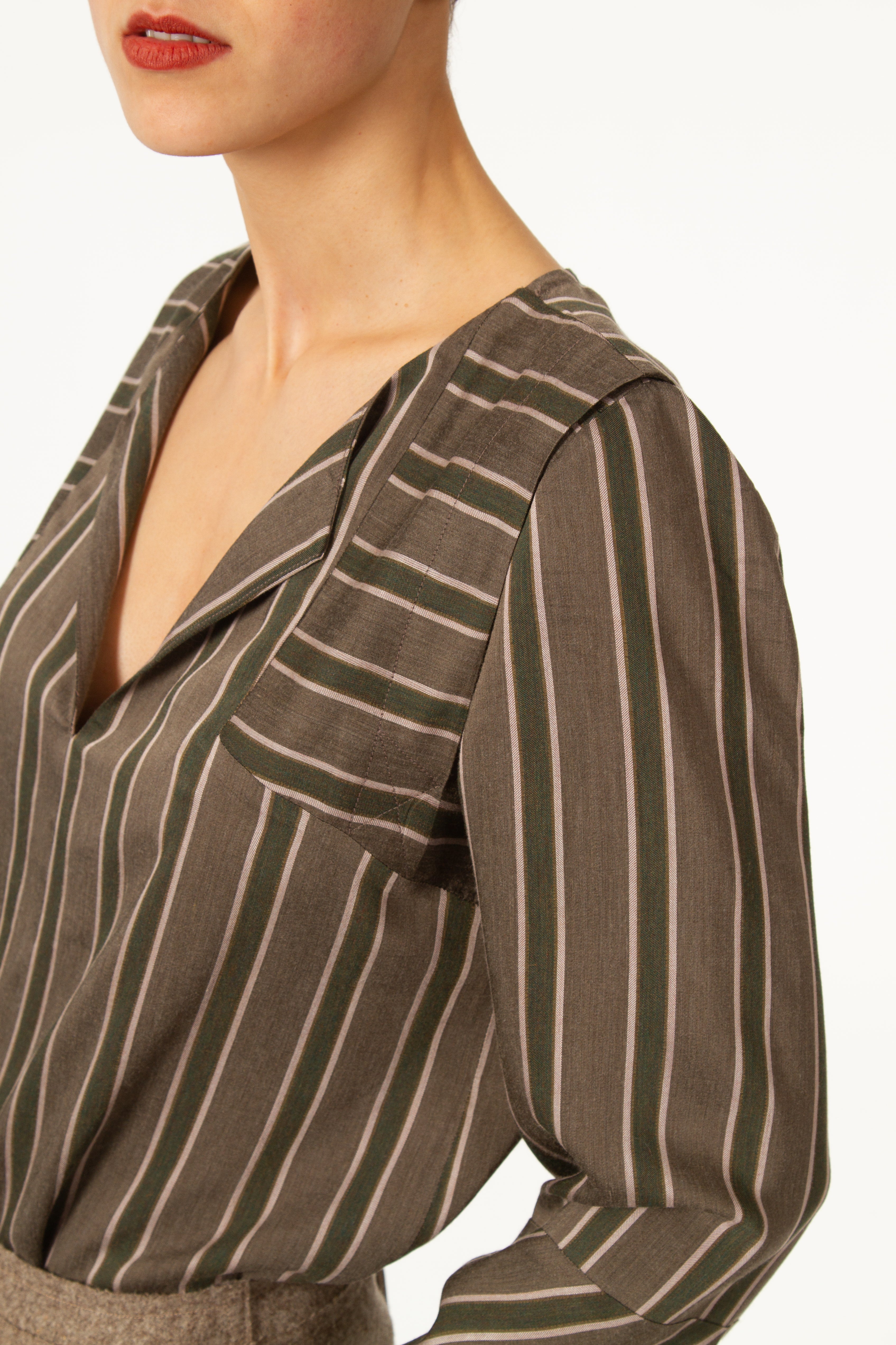 Top BRICE Vert léger à manches longues. Haut col V avec rayures vertes. Contraste des rayures au niveau des épaules et des manches.