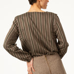 Top BRICE Vert léger à manches longues. Haut col V avec rayures vertes. Contraste des rayures au niveau des épaules et des manches.