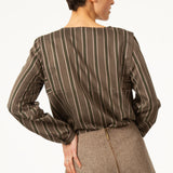 Top BRICE Vert léger à manches longues. Haut col V avec rayures vertes. Contraste des rayures au niveau des épaules et des manches.