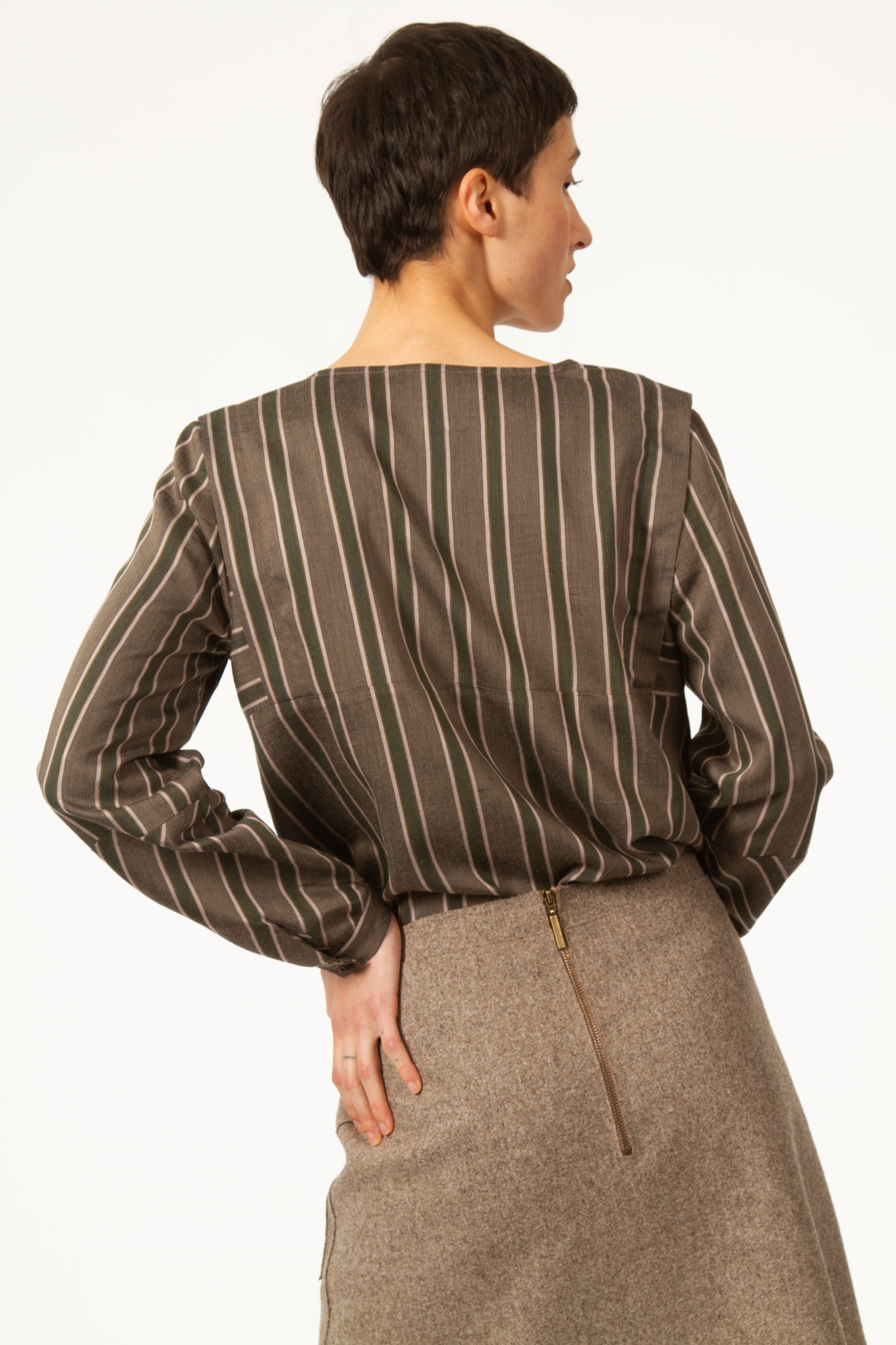 Top BRICE Vert léger à manches longues. Haut col V avec rayures vertes. Contraste des rayures au niveau des épaules et des manches.