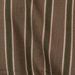 Top BRICE Vert léger à manches longues. Haut col V avec rayures vertes. Contraste des rayures au niveau des épaules et des manches.