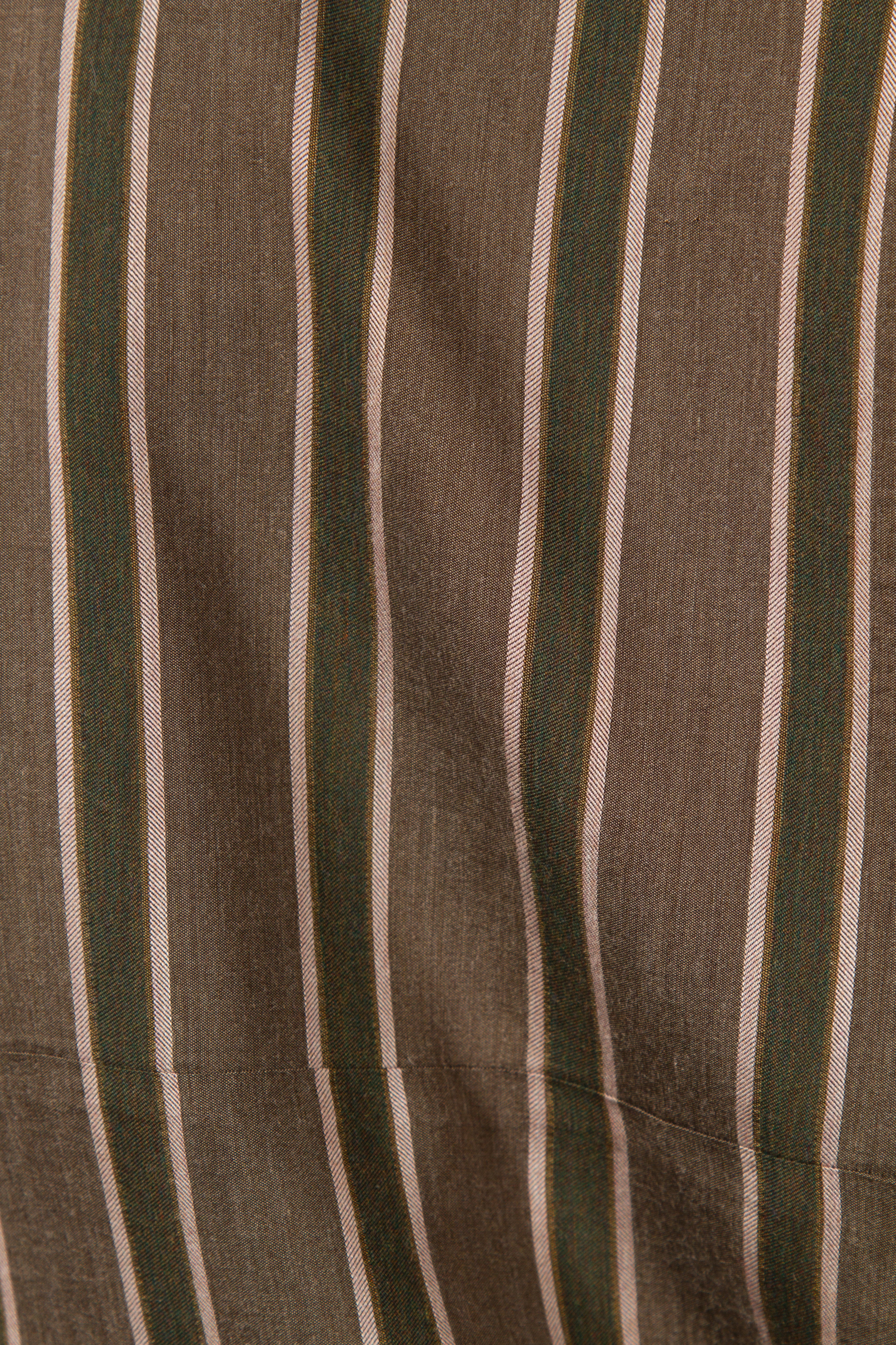 Top BRICE Vert léger à manches longues. Haut col V avec rayures vertes. Contraste des rayures au niveau des épaules et des manches.