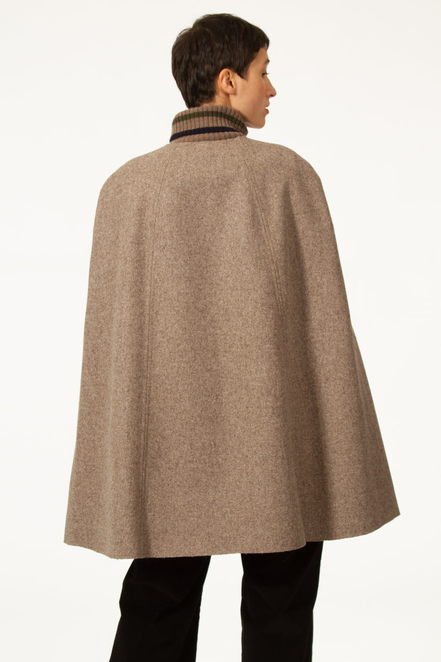Cape beige à col rond fermée devant par des boutons. En drap de laine naturel écologique millésimé, la cape DORIAN est une pièce indispensable qui vous tiendra au chaud cet hiver.