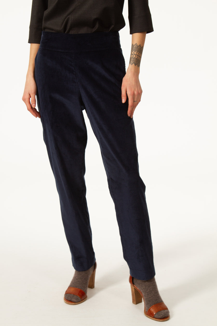 Pantalon ERIK Bleu droit en velours côtelé de coton. Resserré à la taille. Deux poches plaquées devant. Chic et élégant, il se porte dans toutes les situations.