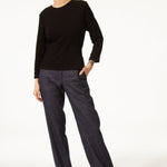 Pantalon MARCEL Bleu droit en jean de laine. Fabriqué à partie d'un mélange de lin et de laine douce. Zip devant. Deux poches plaquées sur le devant.