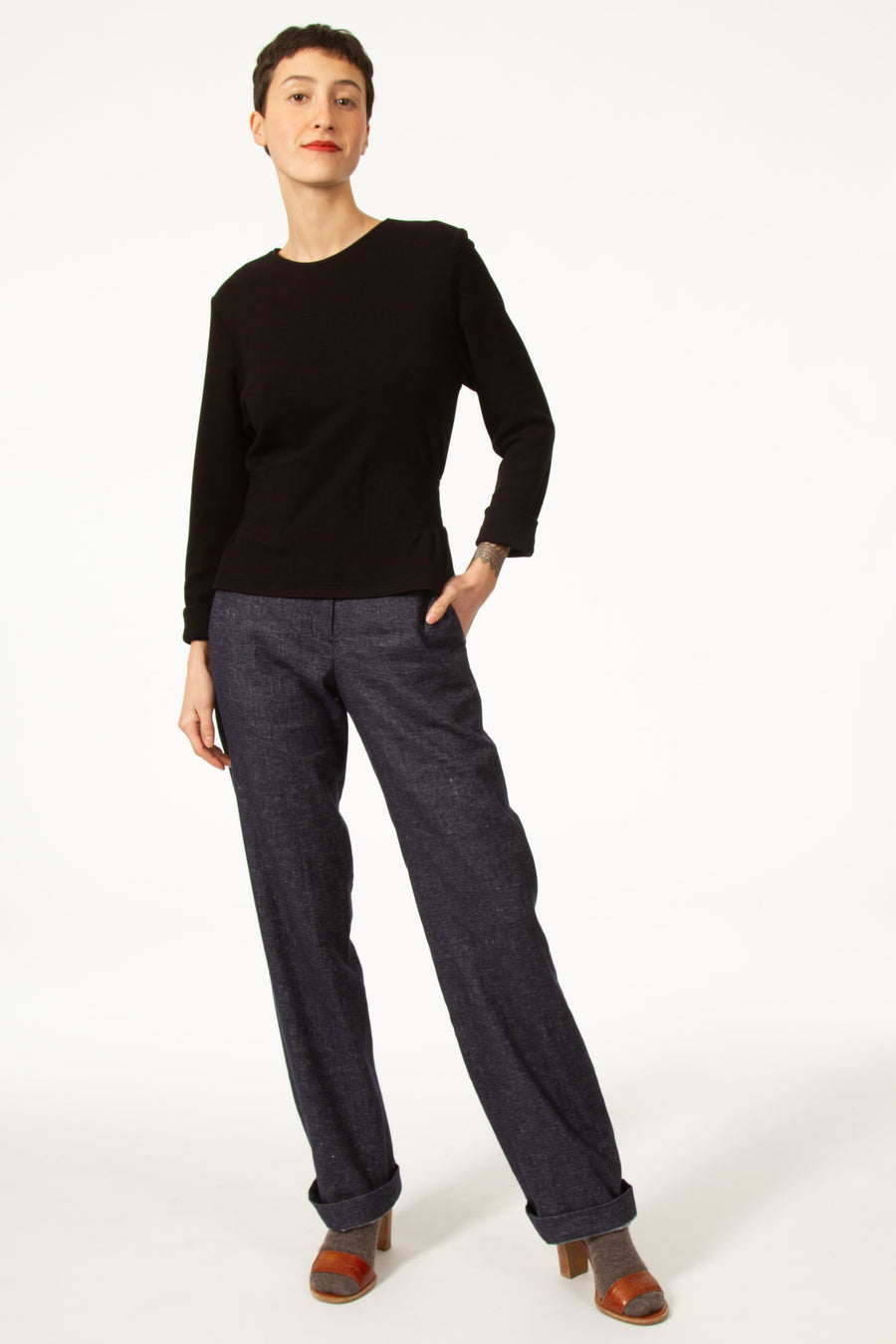 Pantalon MARCEL Bleu droit en jean de laine. Fabriqué à partie d'un mélange de lin et de laine douce. Zip devant. Deux poches plaquées sur le devant.
