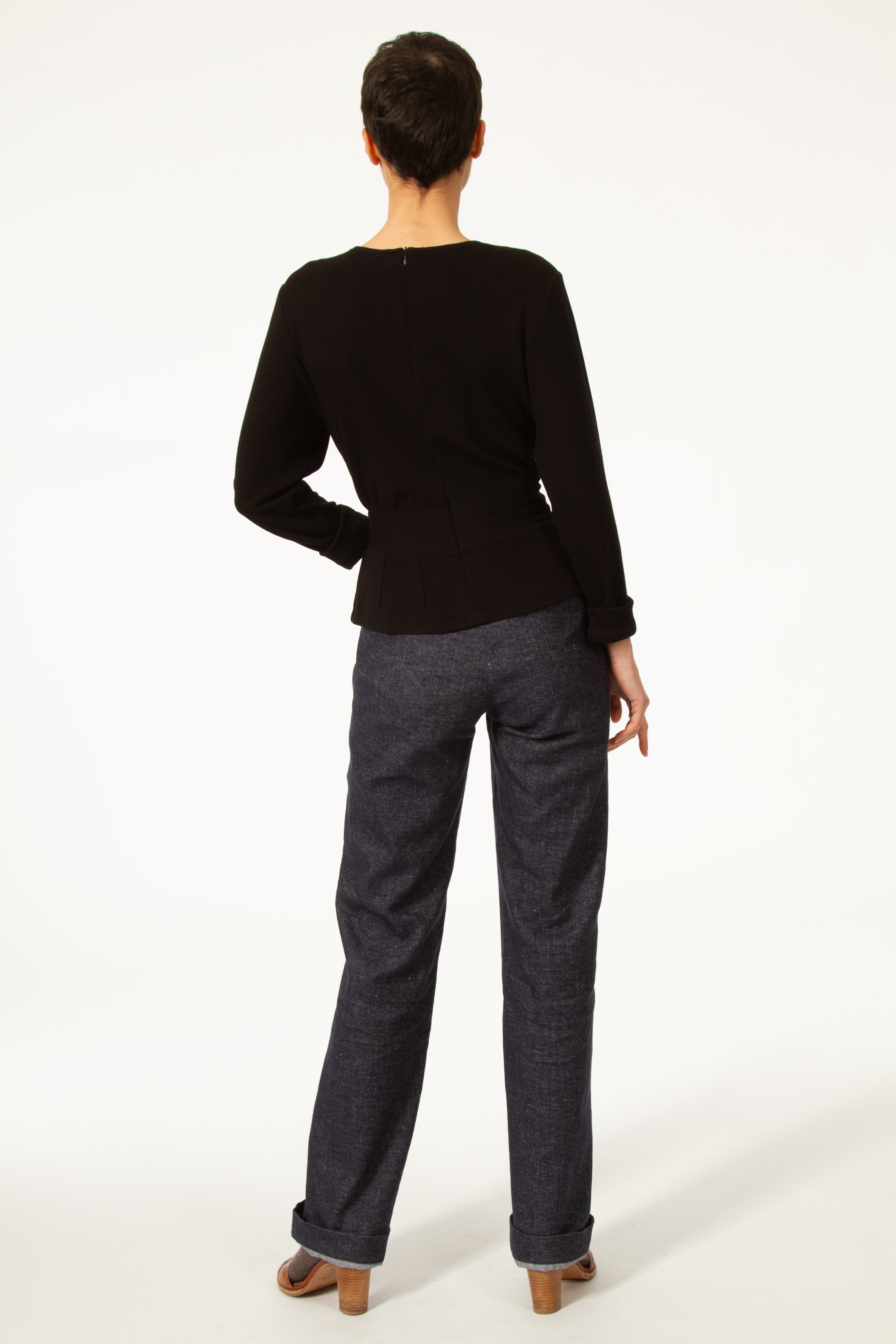Pantalon MARCEL Bleu droit en jean de laine. Fabriqué à partie d'un mélange de lin et de laine douce. Zip devant. Deux poches plaquées sur le devant.