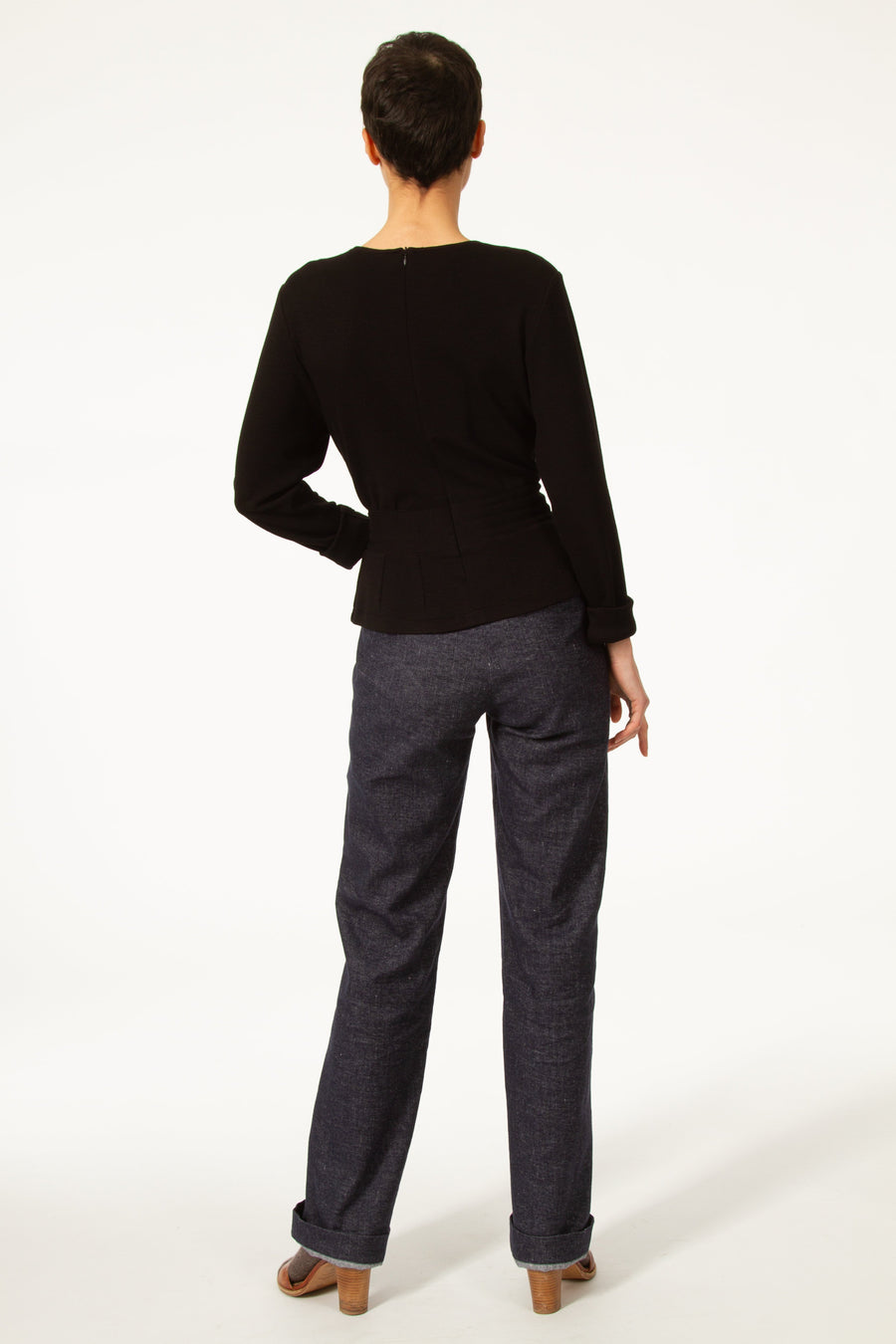 Pantalon MARCEL Bleu droit en jean de laine. Fabriqué à partie d'un mélange de lin et de laine douce. Zip devant. Deux poches plaquées sur le devant.