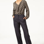 Pantalon MARCEL Bleu droit en jean de laine. Fabriqué à partie d'un mélange de lin et de laine douce. Zip devant. Deux poches plaquées sur le devant.