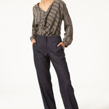 Pantalon MARCEL Bleu droit en jean de laine. Fabriqué à partie d'un mélange de lin et de laine douce. Zip devant. Deux poches plaquées sur le devant.