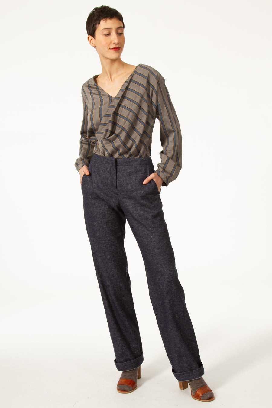 Pantalon MARCEL Bleu droit en jean de laine. Fabriqué à partie d'un mélange de lin et de laine douce. Zip devant. Deux poches plaquées sur le devant.