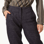 Pantalon MARCEL Bleu droit en jean de laine. Fabriqué à partie d'un mélange de lin et de laine douce. Zip devant. Deux poches plaquées sur le devant.
