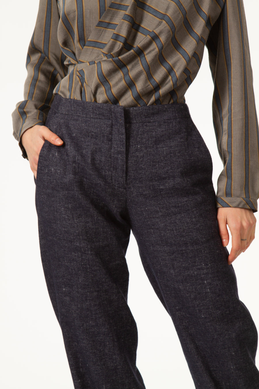 Pantalon MARCEL Bleu droit en jean de laine. Fabriqué à partie d'un mélange de lin et de laine douce. Zip devant. Deux poches plaquées sur le devant.