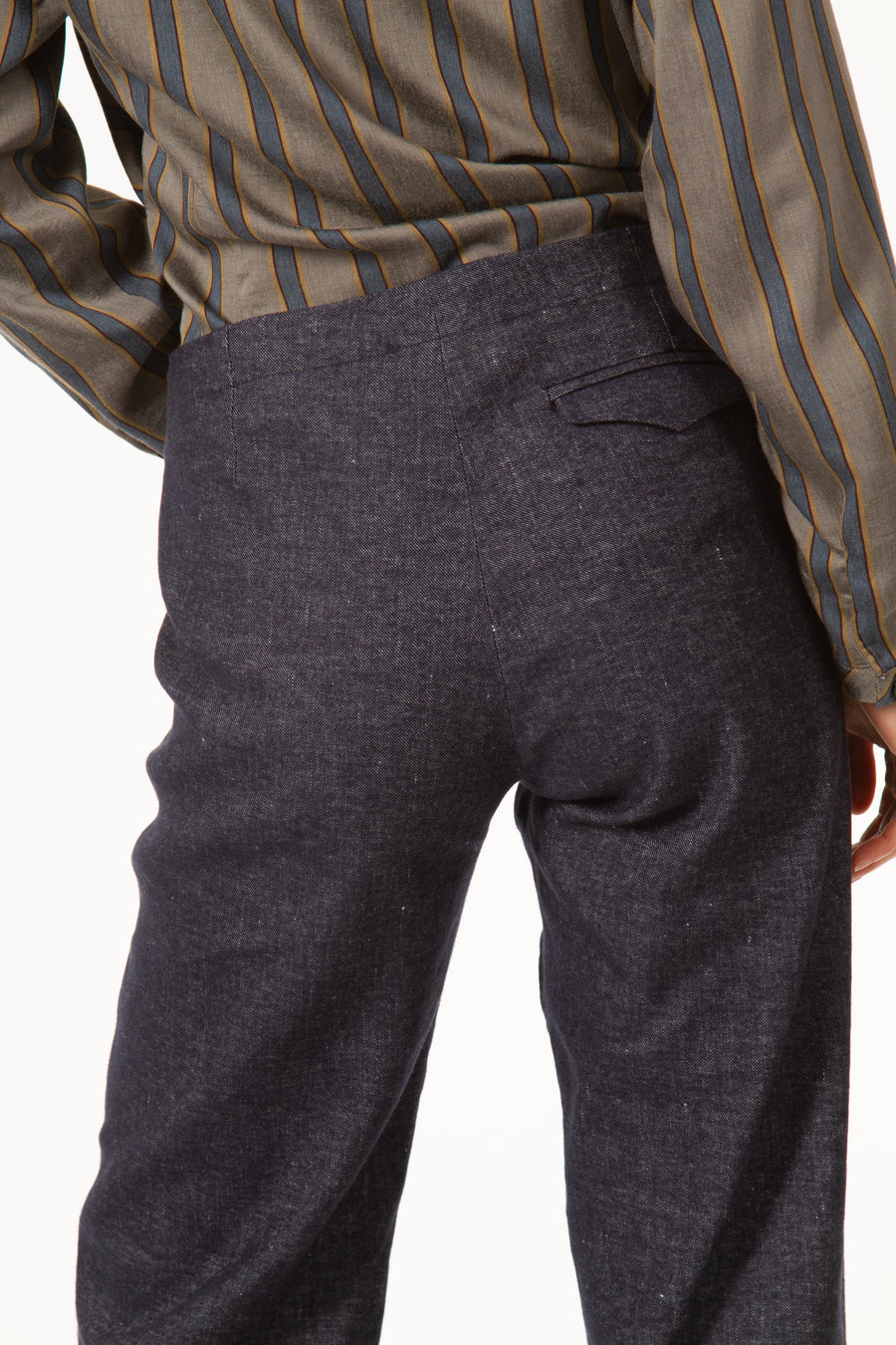 Pantalon MARCEL Bleu droit en jean de laine. Fabriqué à partie d'un mélange de lin et de laine douce. Zip devant. Deux poches plaquées sur le devant.