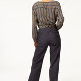 Pantalon MARCEL Bleu droit en jean de laine. Fabriqué à partie d'un mélange de lin et de laine douce. Zip devant. Deux poches plaquées sur le devant.