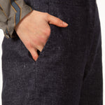 Pantalon MARCEL Bleu droit en jean de laine. Fabriqué à partie d'un mélange de lin et de laine douce. Zip devant. Deux poches plaquées sur le devant.