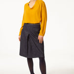 Top JEROME Jaune en voile viscose laine. Manches longues à poignets boutonnés. Blouse à col rond.