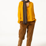 Top JEROME Jaune en voile viscose laine. Manches longues à poignets boutonnés. Blouse à col rond.