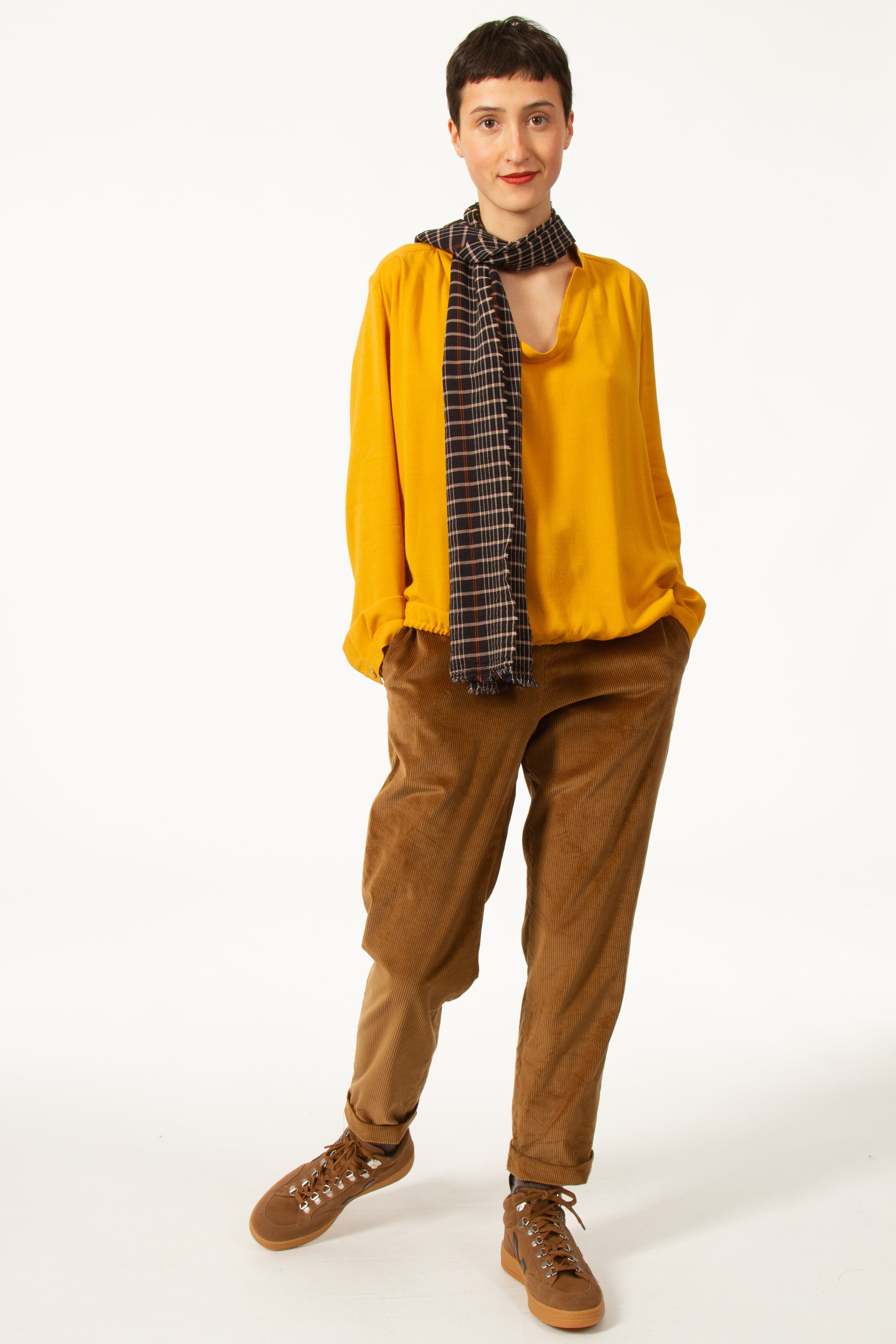 Top JEROME Jaune en voile viscose laine. Manches longues à poignets boutonnés. Blouse à col rond.