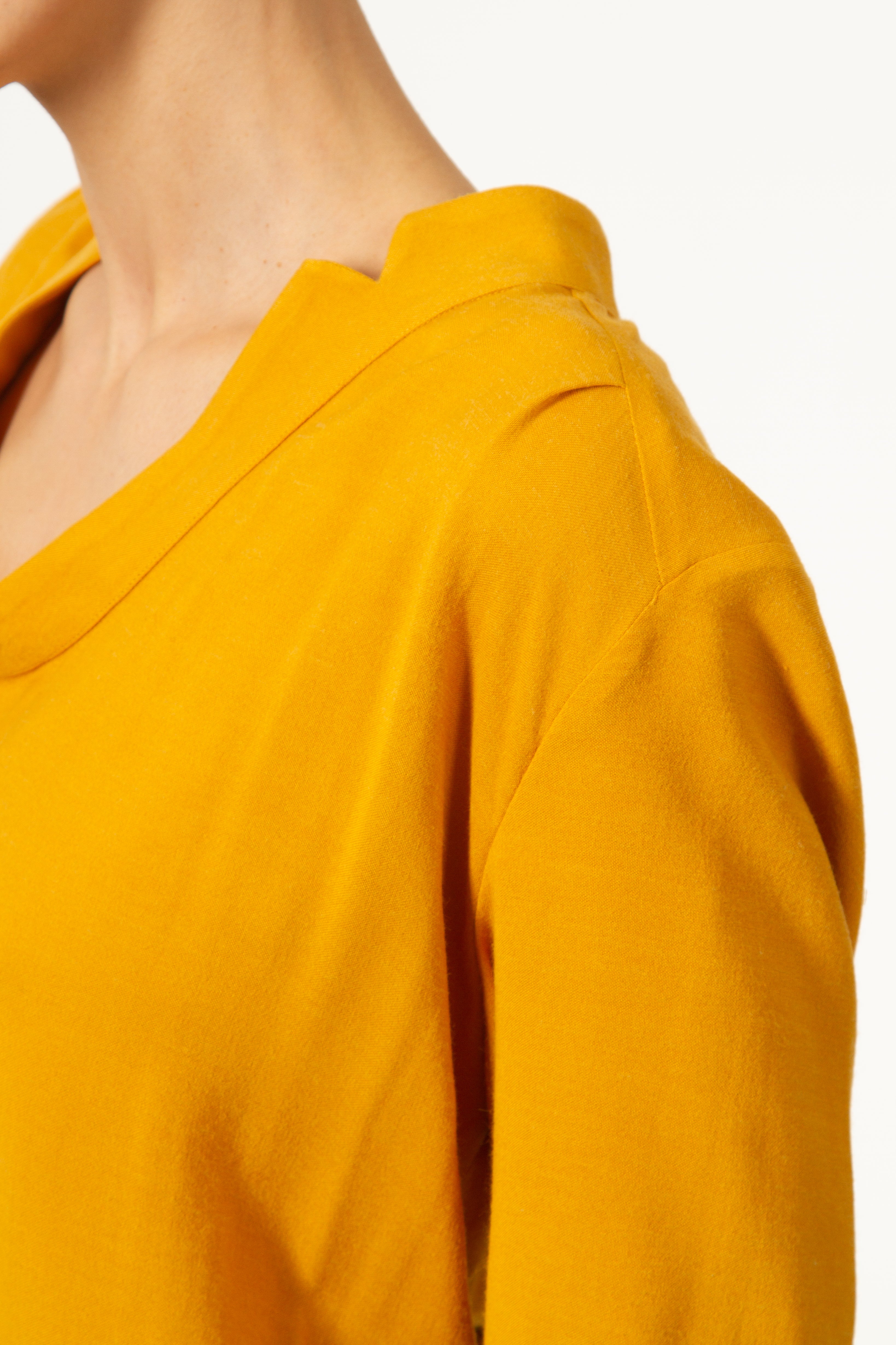 Top JEROME Jaune en voile viscose laine. Manches longues à poignets boutonnés. Blouse à col rond.