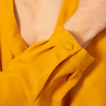 Top JEROME Jaune en voile viscose laine. Manches longues à poignets boutonnés. Blouse à col rond.