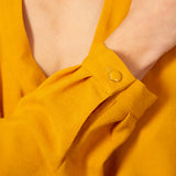 Top JEROME Jaune en voile viscose laine. Manches longues à poignets boutonnés. Blouse à col rond.