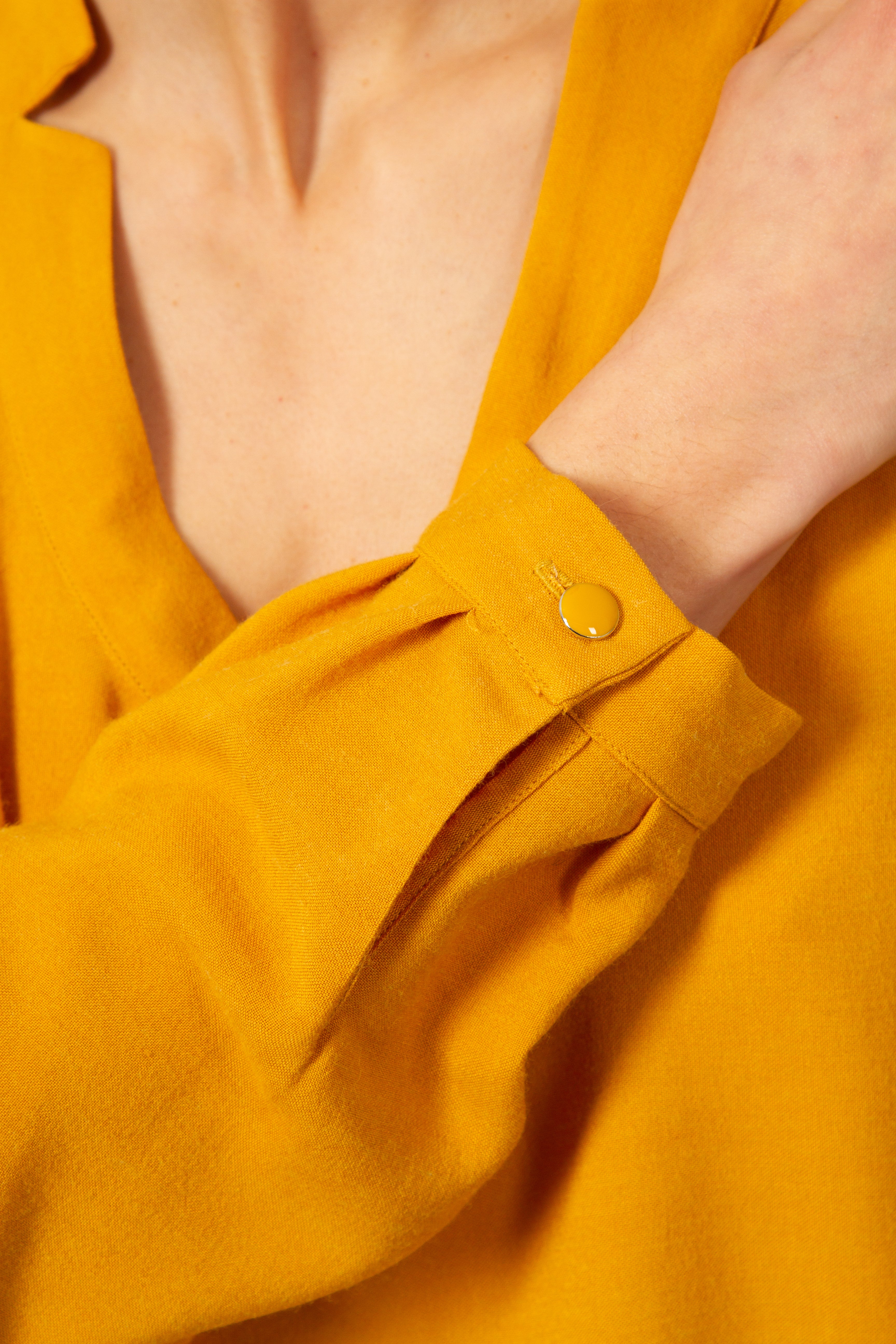 Top JEROME Jaune en voile viscose laine. Manches longues à poignets boutonnés. Blouse à col rond.