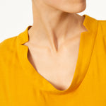 Top JEROME Jaune en voile viscose laine. Manches longues à poignets boutonnés. Blouse à col rond.