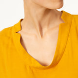 Top JEROME Jaune en voile viscose laine. Manches longues à poignets boutonnés. Blouse à col rond.