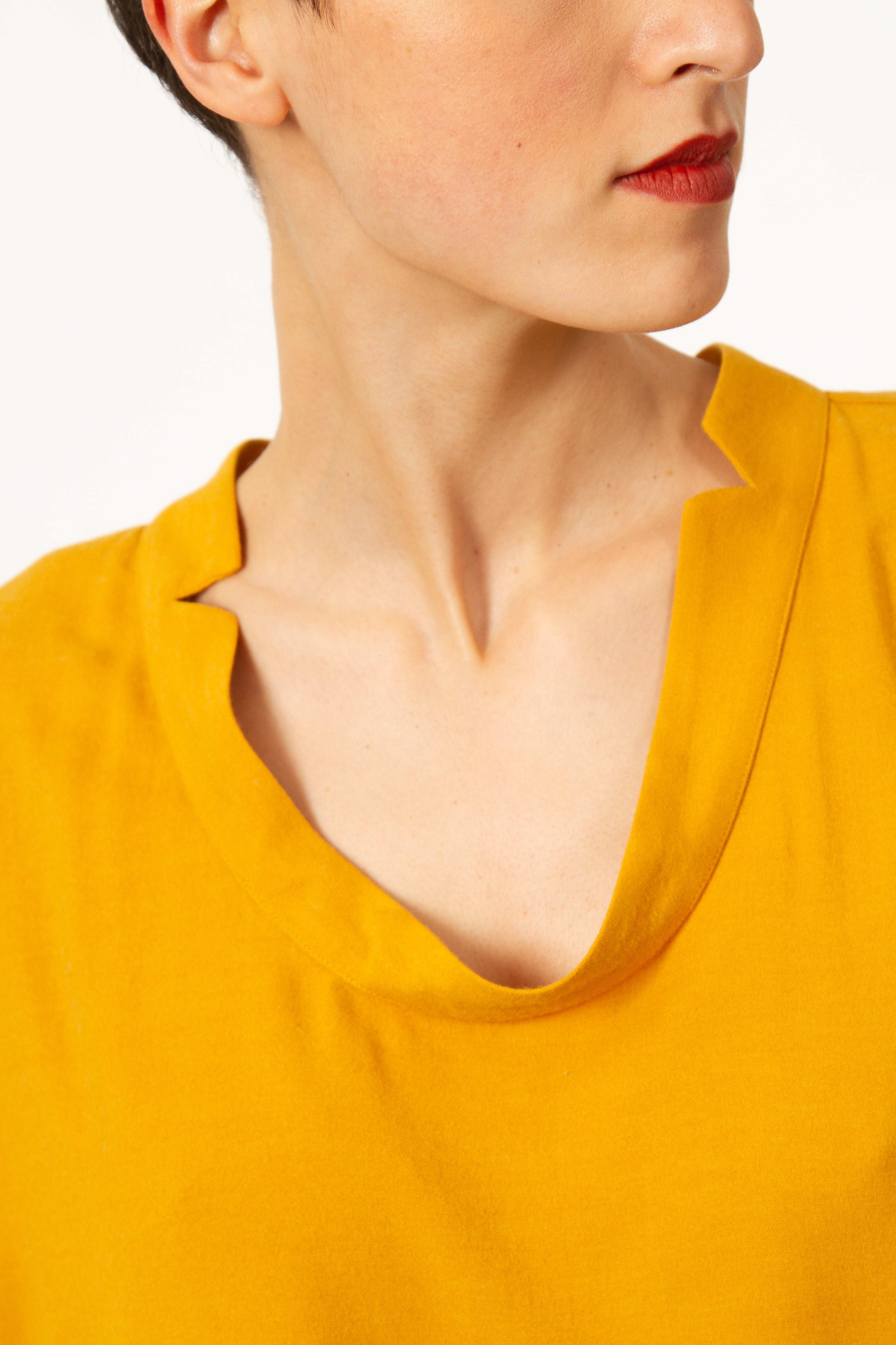 Top JEROME Jaune en voile viscose laine. Manches longues à poignets boutonnés. Blouse à col rond.