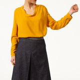 Top JEROME Jaune en voile viscose laine. Manches longues à poignets boutonnés. Blouse à col rond.