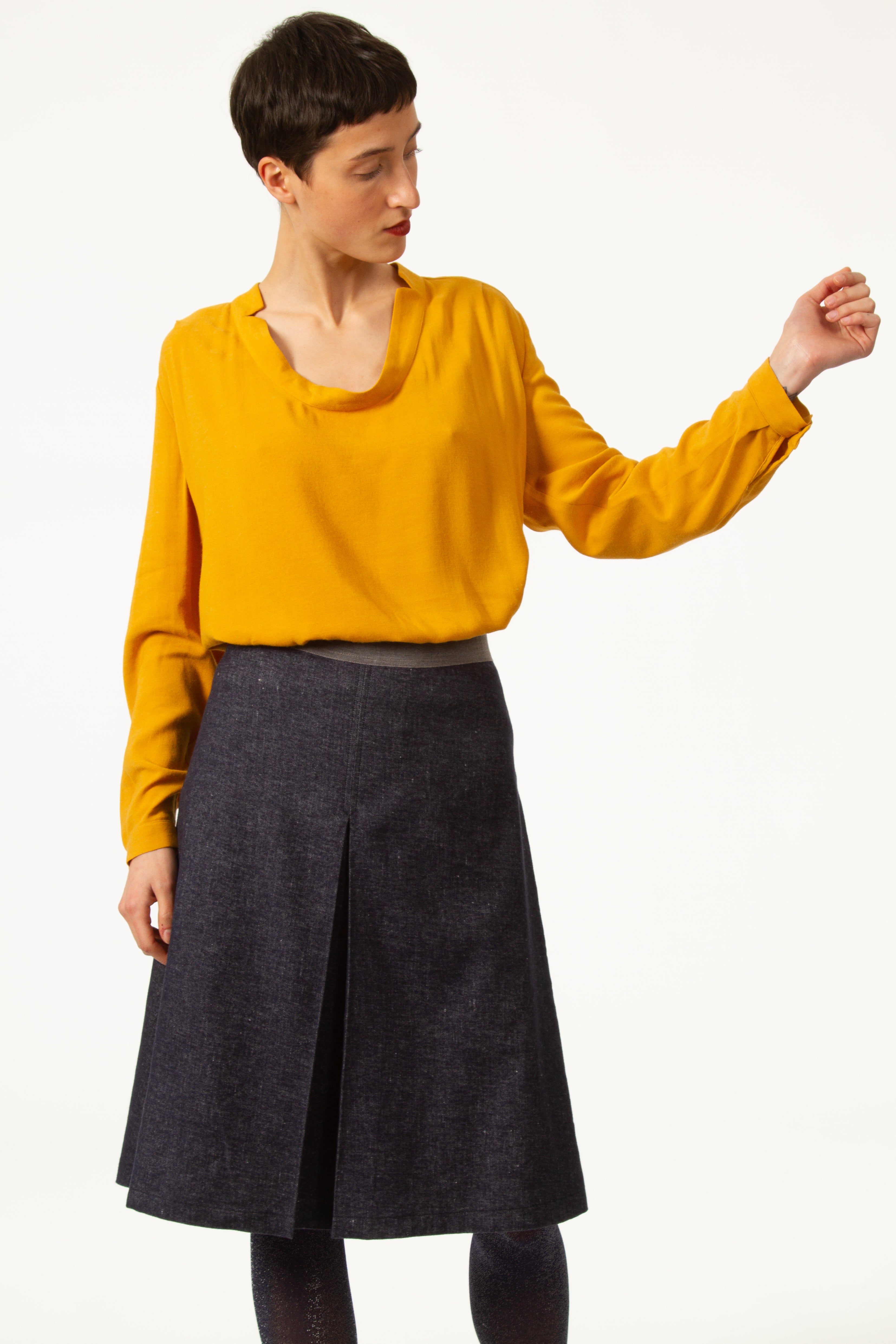 Top JEROME Jaune en voile viscose laine. Manches longues à poignets boutonnés. Blouse à col rond.