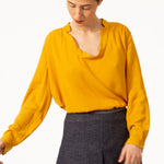 Top JEROME Jaune en voile viscose laine. Manches longues à poignets boutonnés. Blouse à col rond.
