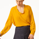 Top JEROME Jaune en voile viscose laine. Manches longues à poignets boutonnés. Blouse à col rond.