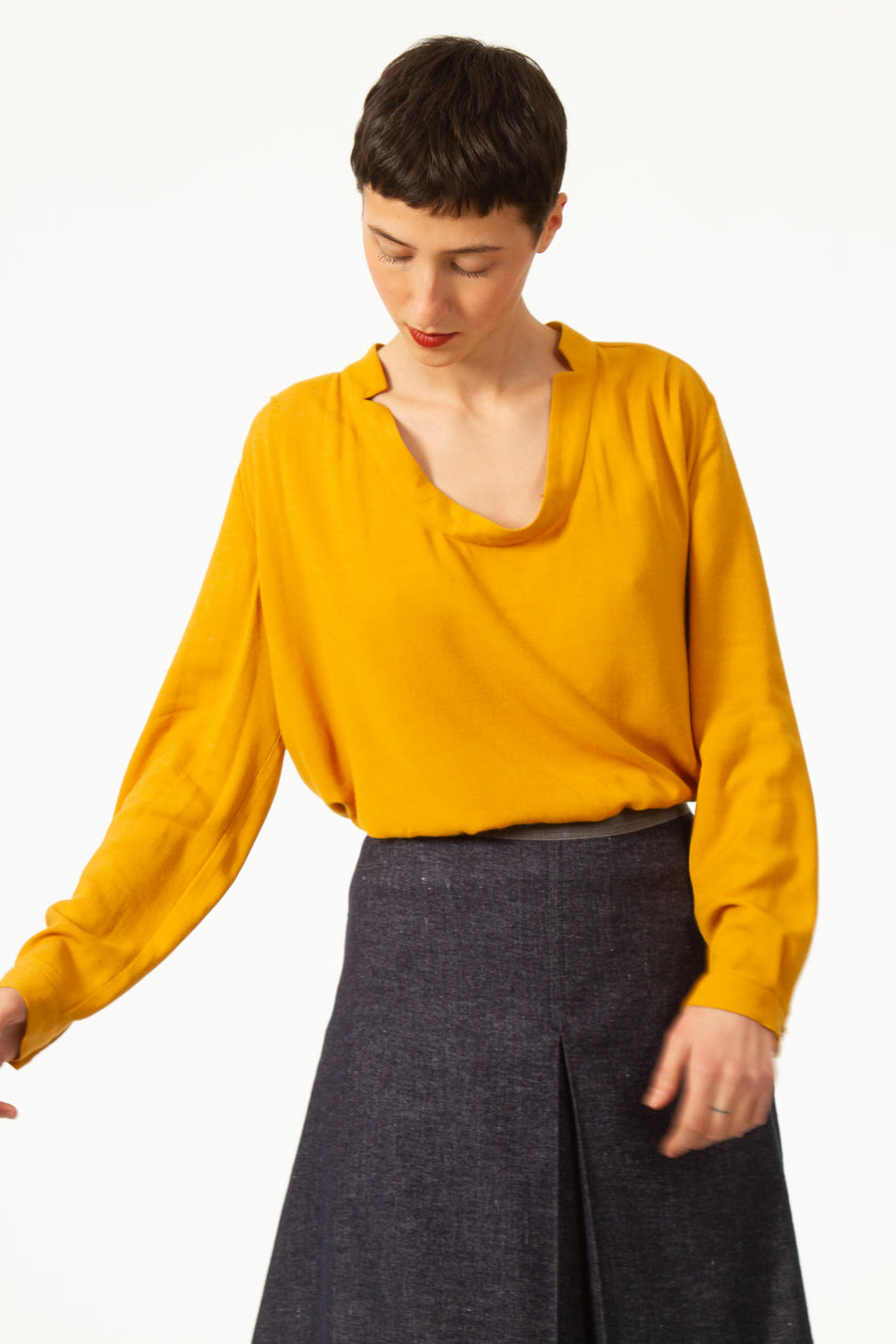 Top JEROME Jaune en voile viscose laine. Manches longues à poignets boutonnés. Blouse à col rond.