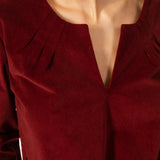 Top KAORI Rouille à col tunisien. Manches longues. Fentes sur les côtés au niveau de la taille. Plis entre le col et l’emmanchure. Haut en velours de coton italien. Simple et élégant. Parfait pour la superposition.