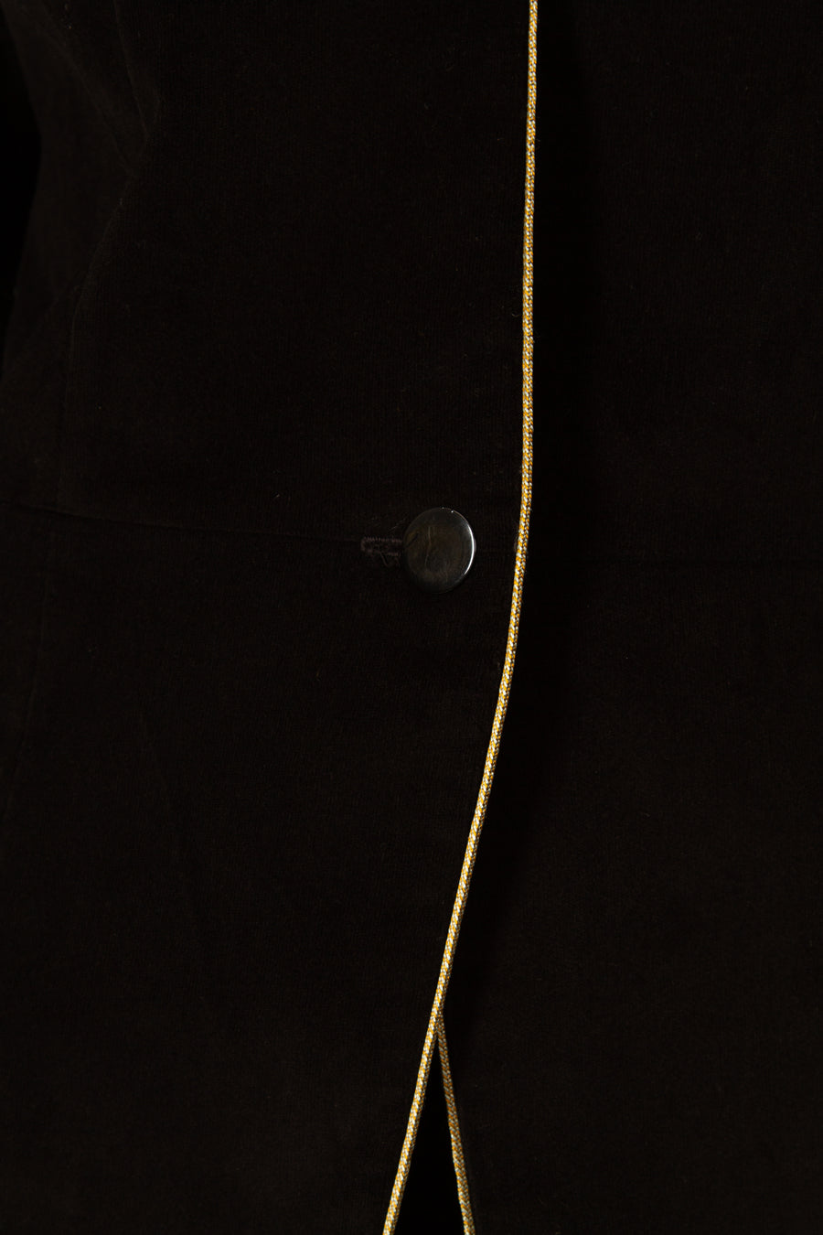 Veste KOLIA Noire en velours de coton. Faites de la magie avec cette veste manches longues à col V. Doublure intérieure. Fermée devant par un bouton. Veste légèrement pincée à la taille.